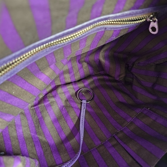 Large Marc Jacobs monograph puttering magnetic closure silver hardware. - Picture 7 of 7